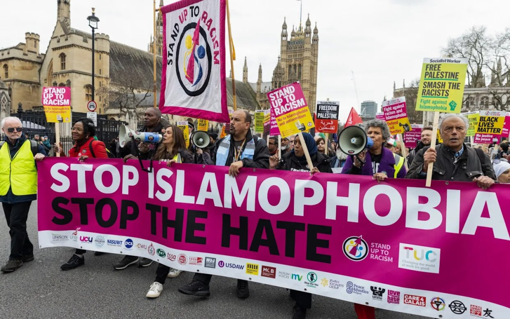 Islamofobian vastainen mielenosoitus Lontoossa 2026.
